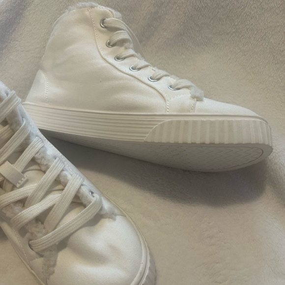 NEW - Madden Girl Cozy White Sneakers - Picture 3 of 8